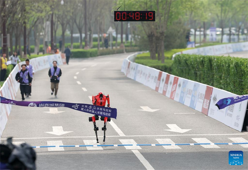Un robot humanoïde bat le record du monde du semi-marathon humain à Beijing