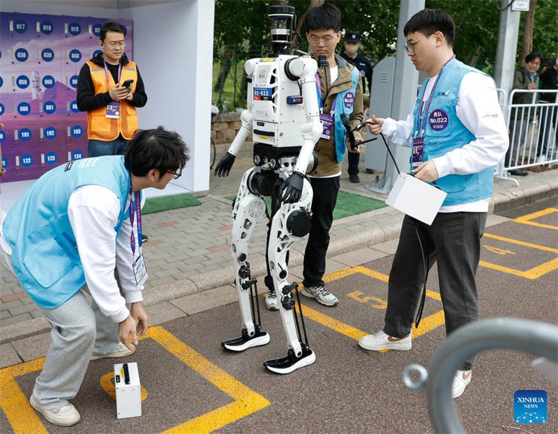 Un robot humanoïde bat le record du monde du semi-marathon humain à Beijing