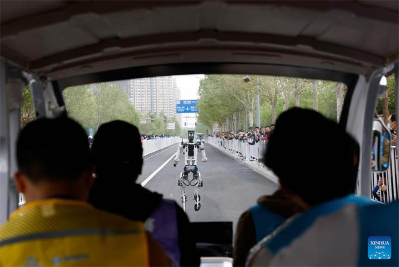 Un robot humanoïde bat le record du monde du semi-marathon humain à Beijing