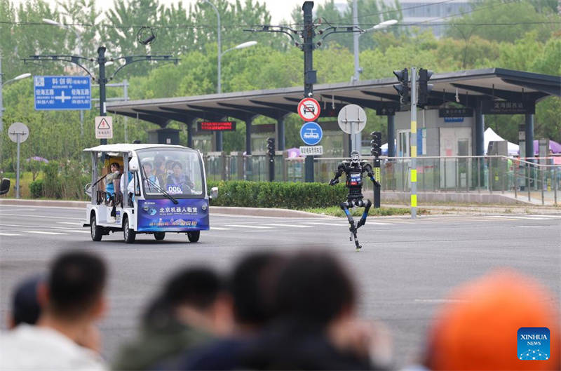 Un robot humanoïde bat le record du monde du semi-marathon humain à Beijing
