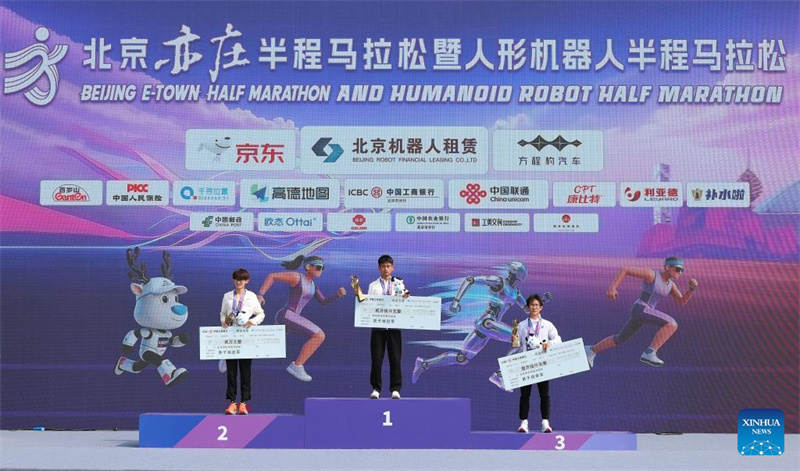 Un robot humanoïde bat le record du monde du semi-marathon humain à Beijing
