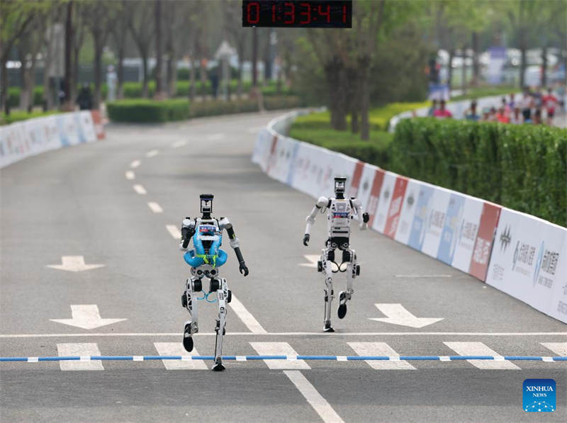 Un robot humanoïde bat le record du monde du semi-marathon humain à Beijing