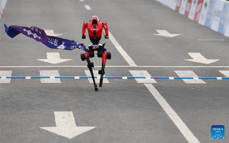 Un robot humanoïde bat le record du monde du semi-marathon humain à Beijing