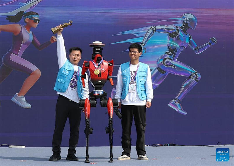 Un robot humanoïde bat le record du monde du semi-marathon humain à Beijing