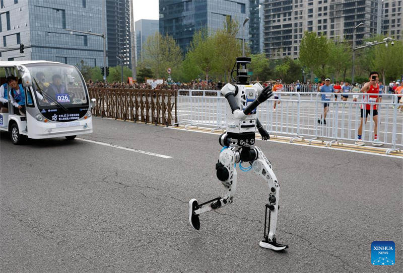Un robot humanoïde bat le record du monde du semi-marathon humain à Beijing