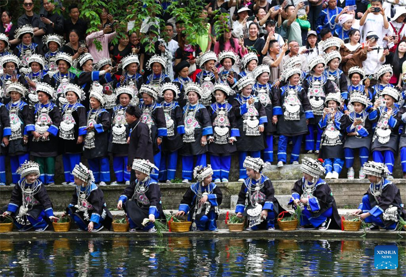 Guizhou : les habitants célèbrent la fête du Sanyuesan
