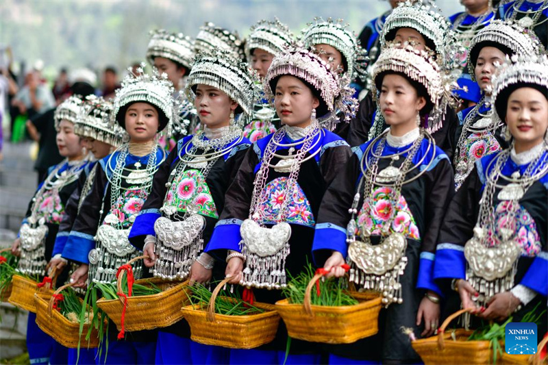 Guizhou : les habitants célèbrent la fête du Sanyuesan