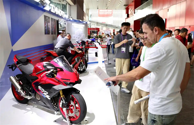 Guangdong : les commandes mondiales de Zhang Xue Motorcycle montent en flèche à la Foire de Canton