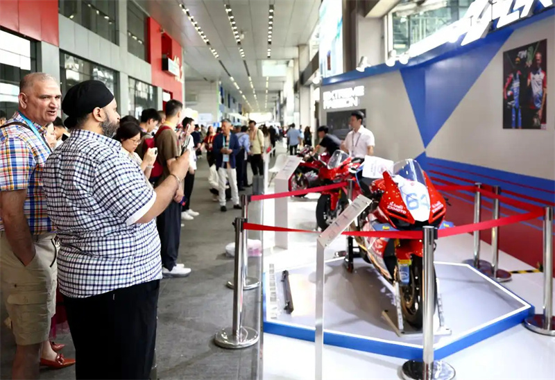 Guangdong : les commandes mondiales de Zhang Xue Motorcycle montent en flèche à la Foire de Canton