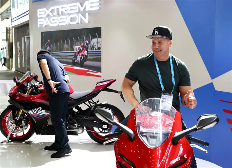 Guangdong : les commandes mondiales de Zhang Xue Motorcycle montent en flèche à la Foire de Canton