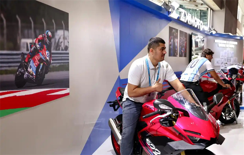 Guangdong : les commandes mondiales de Zhang Xue Motorcycle montent en flèche à la Foire de Canton