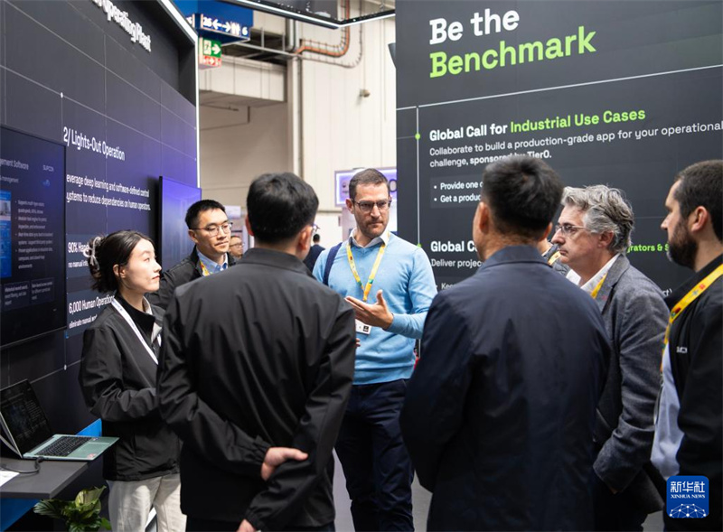 Des visiteurs échangent dans le salon Hannover Messe en Allemagne, le 21 avril. (Zhang Haofu/Xinhua)