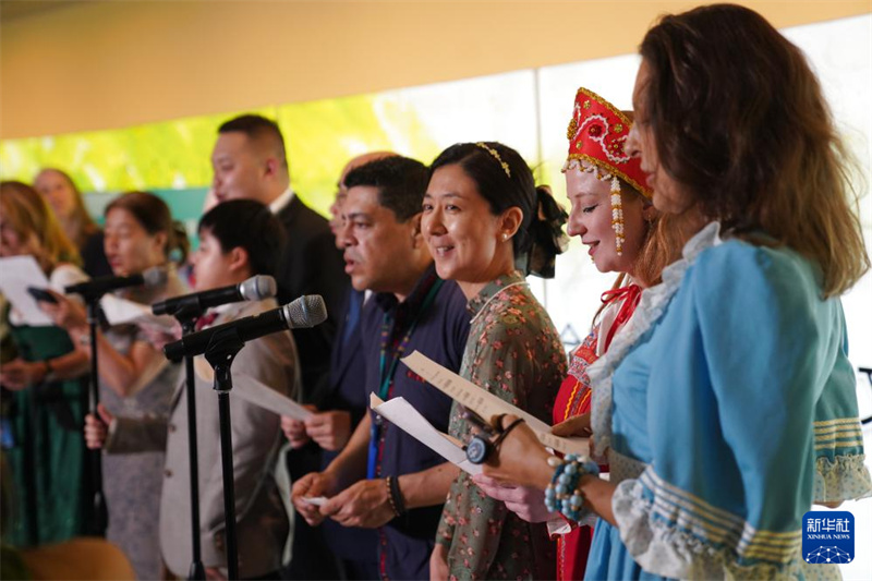 Le 20 avril, au siège des Nations Unies à New York, des membres du groupe d'enseignement de la langue chinoise des Nations Unies ont récité des poèmes de la dynastie Tang (618-907). (Zhang Fengguo/Xinhua)