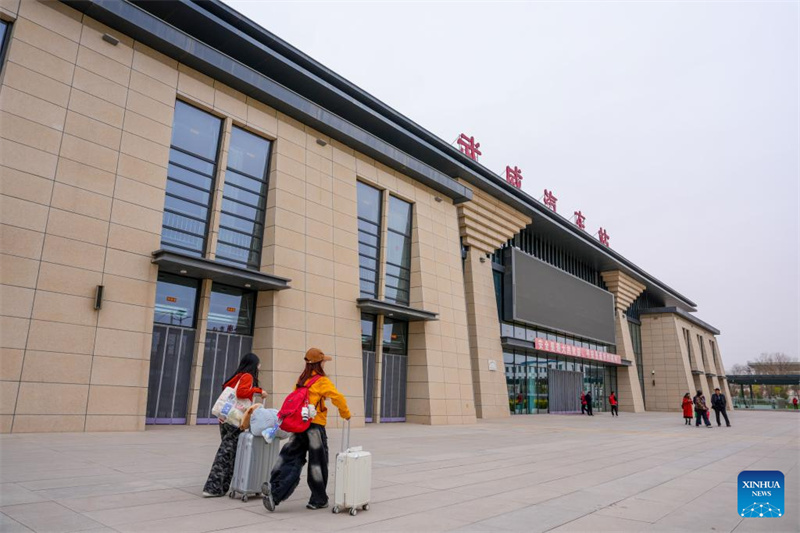 Gansu : des volontaires construisent un avenir vert sur les terres sablonneuses de Minqin