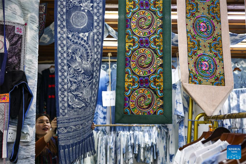 Guizhou : l'artisanat ethnique local alimente le développement rural dans le village Dong de Zhaoxing