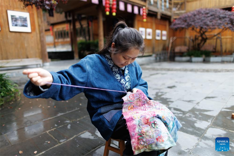 Guizhou : l'artisanat ethnique local alimente le développement rural dans le village Dong de Zhaoxing