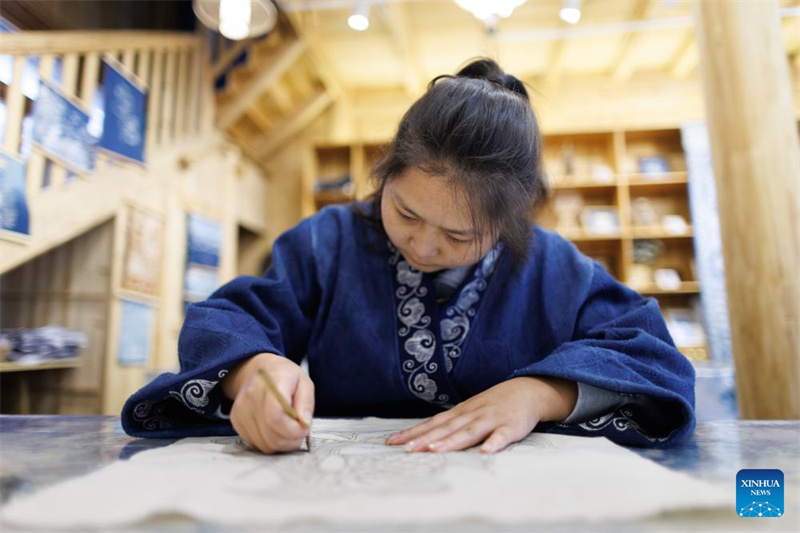 Guizhou : l'artisanat ethnique local alimente le développement rural dans le village Dong de Zhaoxing