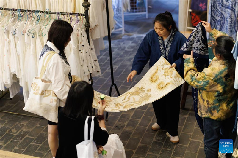 Guizhou : l'artisanat ethnique local alimente le développement rural dans le village Dong de Zhaoxing