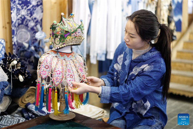 Guizhou : l'artisanat ethnique local alimente le développement rural dans le village Dong de Zhaoxing