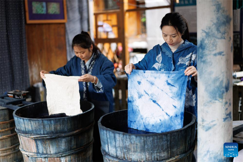 Guizhou : l'artisanat ethnique local alimente le développement rural dans le village Dong de Zhaoxing