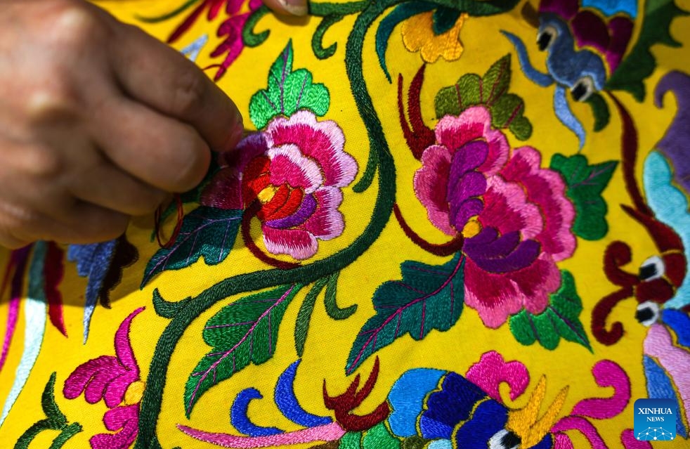 Guizhou : l'artisanat ethnique local alimente le développement rural dans le village Dong de Zhaoxing