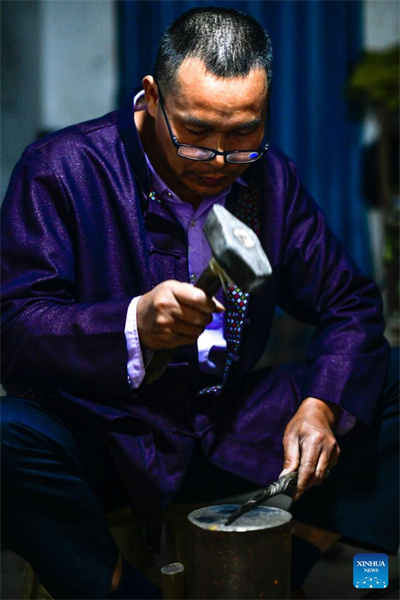 Guizhou : un aperçu des ornements en argent de l'ethnie Dong à Liping