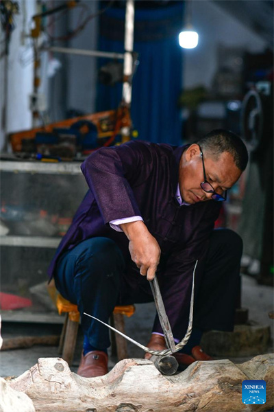 Guizhou : un aperçu des ornements en argent de l'ethnie Dong à Liping