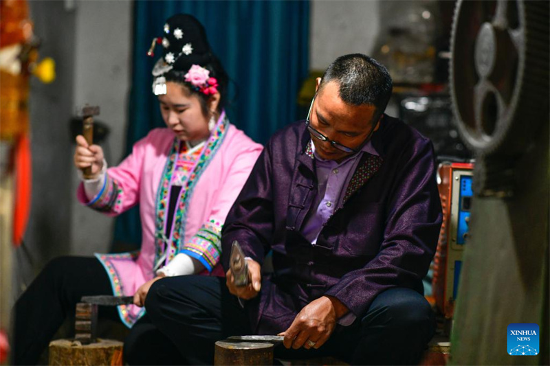 Guizhou : un aperçu des ornements en argent de l'ethnie Dong à Liping