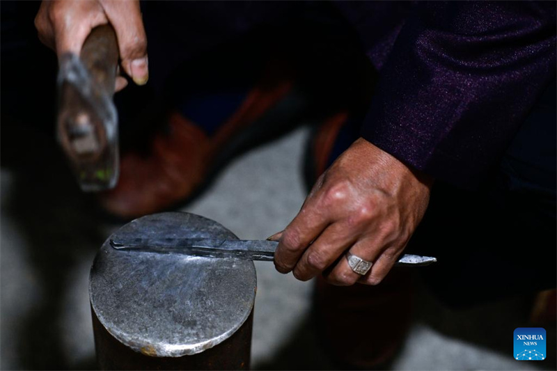 Guizhou : un aperçu des ornements en argent de l'ethnie Dong à Liping