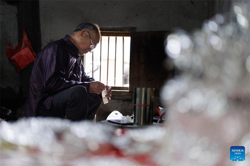 Guizhou : un aperçu des ornements en argent de l'ethnie Dong à Liping