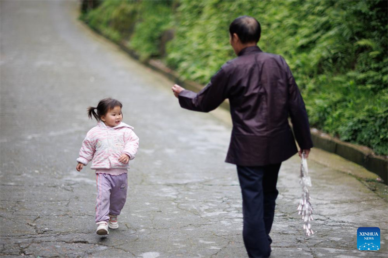 Guizhou : un aperçu des ornements en argent de l'ethnie Dong à Liping