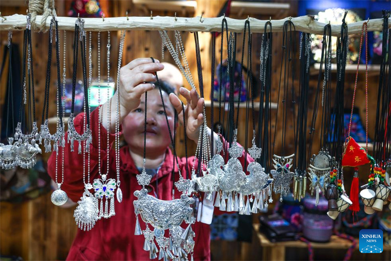 Guizhou : un aperçu des ornements en argent de l'ethnie Dong à Liping