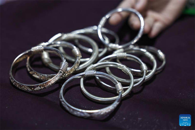 Guizhou : un aperçu des ornements en argent de l'ethnie Dong à Liping