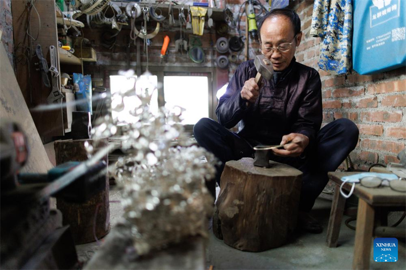 Guizhou : un aperçu des ornements en argent de l'ethnie Dong à Liping