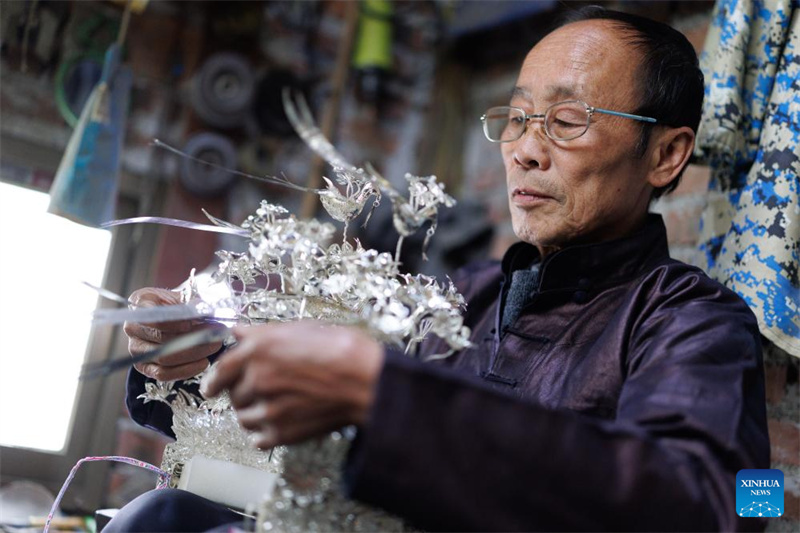 Guizhou : un aperçu des ornements en argent de l'ethnie Dong à Liping