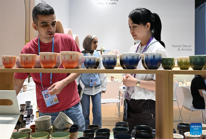 Un acheteur (à gauche) communique avec un exposant lors de la 139e édition de la Foire d'importation et d'exportation de Chine (Foire de Canton) à Guangzhou, capitale de la province du Guangdong (sud de la Chine), le 23 avril 2026. La deuxième phase de la 139e édition de la Foire de Canton a débuté ici jeudi. (Deng Hua/Xinhua)