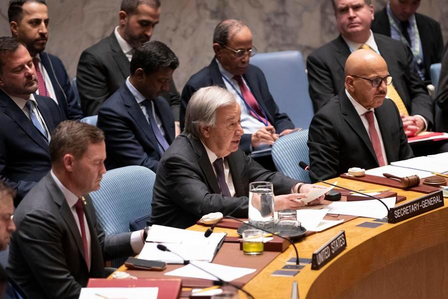 Le secrétaire général de l'ONU, Antonio Guterres (au centre, au premier plan), prend la parole lors du débat public du Conseil de sécurité de l'ONU sur la sûreté et la protection des voies navigables dans le domaine maritime, au siège des Nations Unies à New York, le 27 avril 2026. (Xinhua/Xie E)