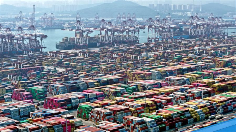 Photo aérienne prise par un drone du port de Qingdao, à Qingdao, ville de la province chinoise du Shandong (est), le 19 août 2025. (Photo : Li Ziheng)