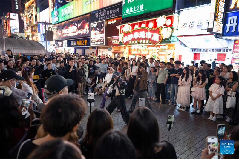 Hunan : la diversité des activités commerciales dynamise l'économie nocturne à Changsha