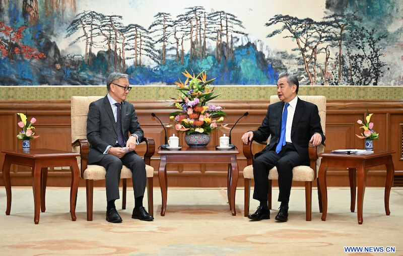 Le ministre chinois des Affaires étrangères rencontre son homologue laotien