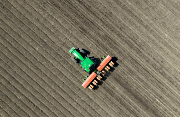 Heilongjiang : des machines agricoles avancées améliorent l'efficacité des semis de printemps