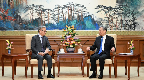 Le ministre chinois des Affaires étrangères rencontre son homologue laotien