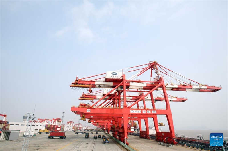 Shanghai : le port en eau profonde de Yangshan enregistre une hausse de 9,1 % du trafic de conteneurs d'une année sur l'autre