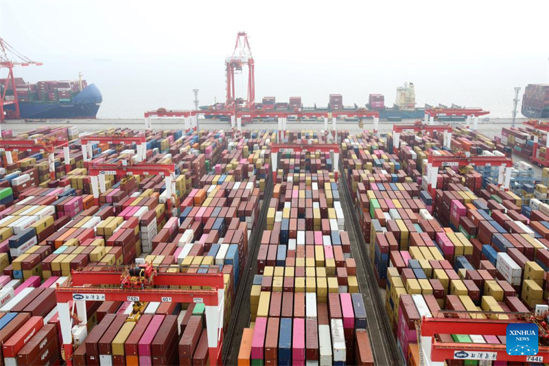 Shanghai : le port en eau profonde de Yangshan enregistre une hausse de 9,1 % du trafic de conteneurs d'une année sur l'autre
