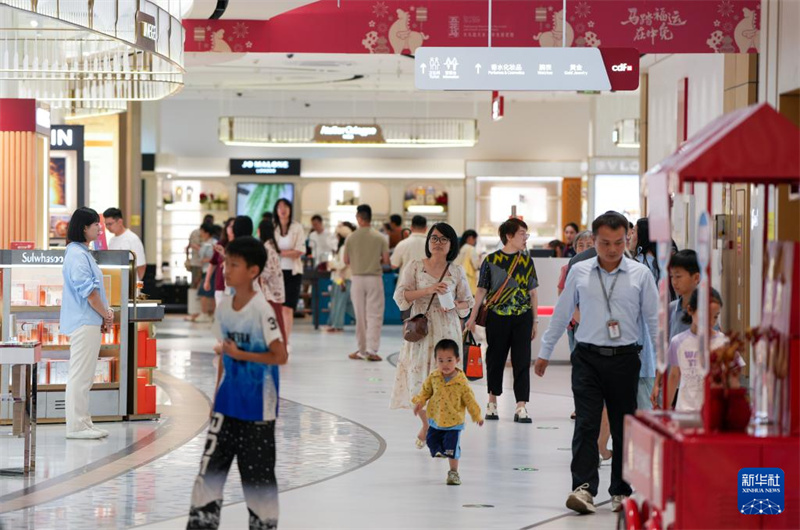 Des clients choisissent des produits dans la boutique hors taxes du groupe CDF située, Haikou, capitale de la province de Hainan (sud de la Chine), le 4 mai 2026. (Yang Guanyu/Xinhua)