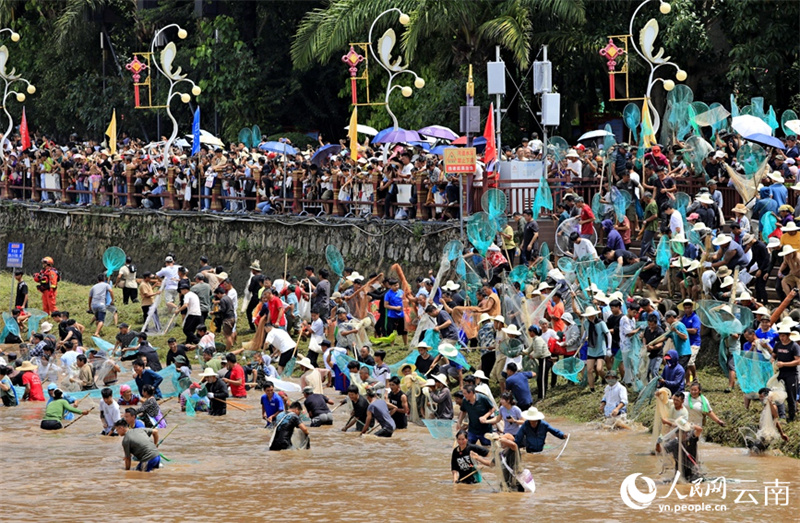 Yunnan : des dizaines de milliers de personnes participent au Festival du poisson sacré Nayun à Menglian