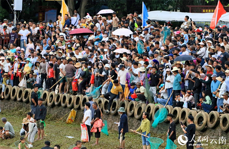 Yunnan : des dizaines de milliers de personnes participent au Festival du poisson sacré Nayun à Menglian