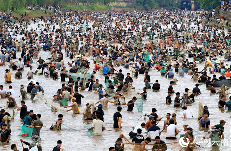 Yunnan : des dizaines de milliers de personnes participent au Festival du poisson sacré Nayun à Menglian