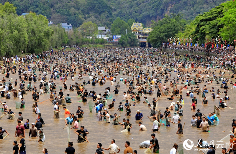 Yunnan : des dizaines de milliers de personnes participent au Festival du poisson sacré Nayun à Menglian