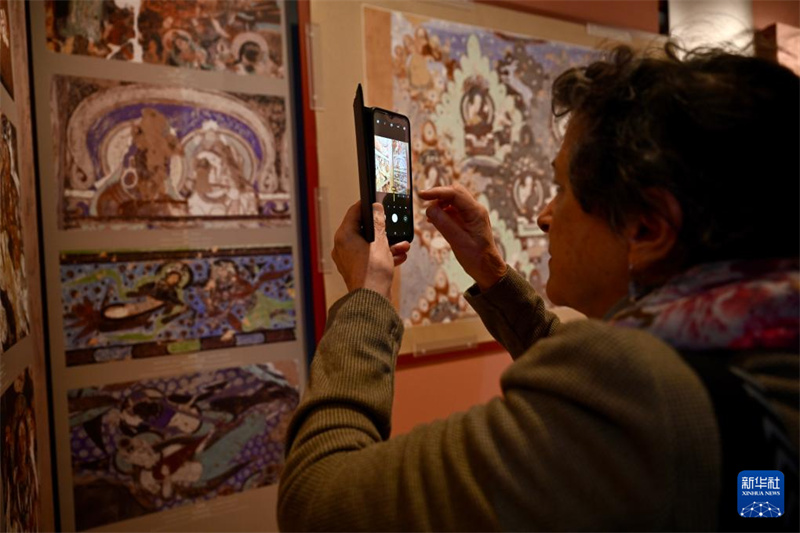 Ouverture d'une exposition d'art et d'objets culturels du Xinjiang en Grèce